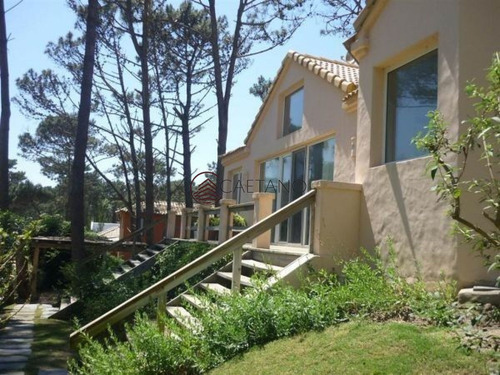 Imagen 2 de 21 de Hermosa Casa De Dos Plantas Con Piscina! - La Barra Laguna Blanca