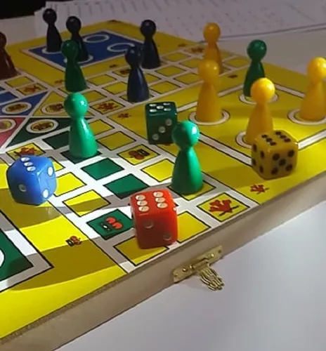 Jogo De Ludo Tabuleiro Estojo Com 2 Dados E 2 Copos