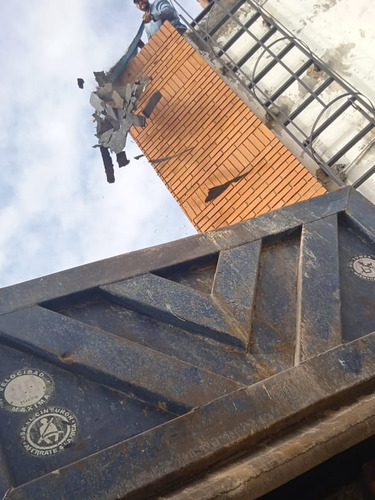 Servicio De Bote De Escombros Con Camiones Volteos Y Npr 350