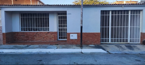 En Venta Casa Ubicada En Urb. Los Robles San Joaquin Estado Carabobo / Emer