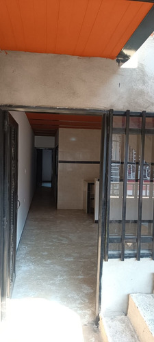 Vendo  Casa De 3 Pisos  En El Barrio Manuela Beltran 