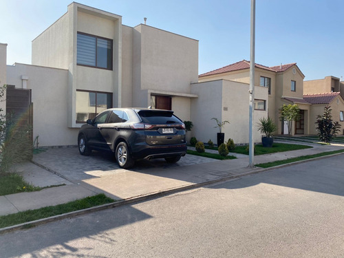 Casa Espaciosa Y Nueva, Con Muchas Dependencias.