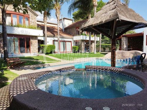 Casa En Venta De 6 Dorm. En La Reina