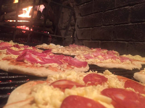 Imagen 3 de 10 de Servicio De Pizzas, Calzones Y Chivitos A La Parrilla