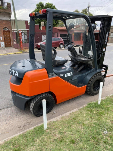 Autoelevador Toyota 2,5 Tn Tt Desplazador Diesel