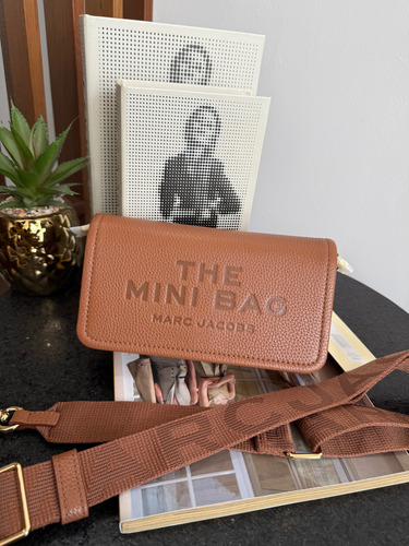 Bolsa Marc Jacobs The Leathermini Bag Acabado De Los Herrajes Oro Color Camel Correa De Hombro Camel Diseño De La Tela Lisa