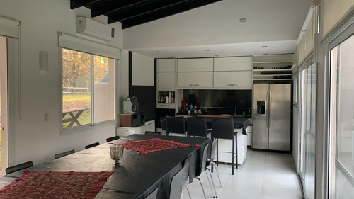 Casa Moderna En Abril Cc Con Gran Parque Y Quincho