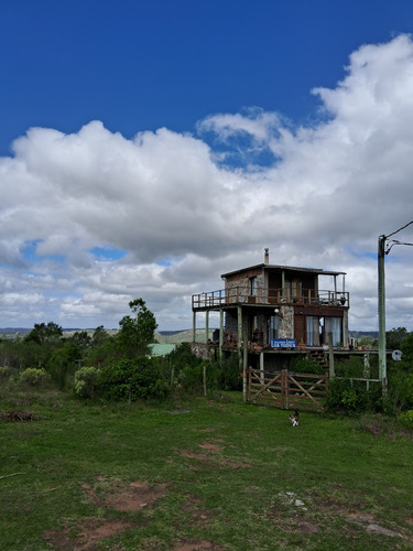 Casa De Piedra, 3 Plantas 2 Decks 3 Dormitorios, 2 Baños.