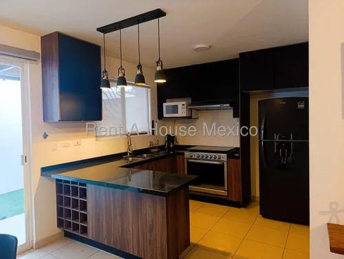 Casa Amueblada Con Área De Tv, 2 Recámaras, Estudio Zákia, Renta