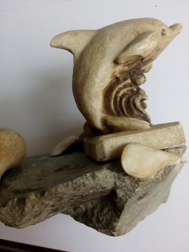 Escultura De Delfin Sobre Roca Con Olas Conchas Caracol Mar Verde (Usado)
