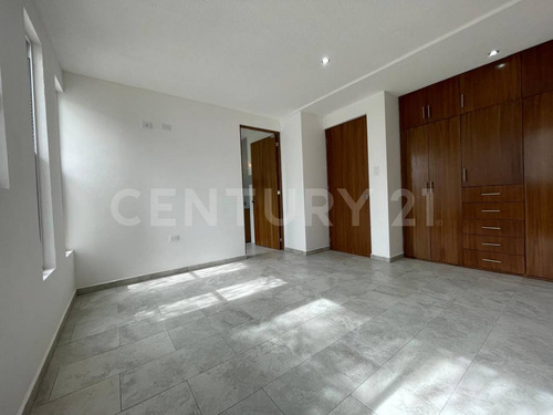 Venta De Casa, 3 Recamaras Con Closet, 3 Baños, Amplio Jardín Con Terraza