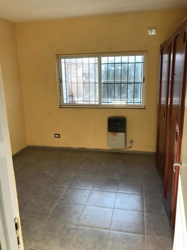 Vendo Casa En San Nicolás De Los Arroyos, 6 Años De Construccion Nueva , 2 Dorm. Garage Para 2 Autos.