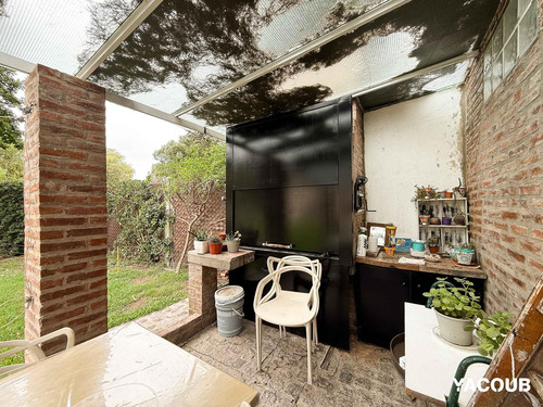 Casa En Venta - 3 Dormitorios 3 Baños - 2.100mts2 - Villa Elisa