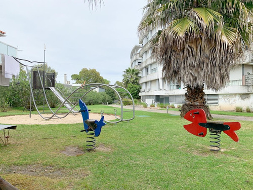 Venta De Apartamento 3 Dormitorios Con Terraza Y Jardín En Carrasco Norte