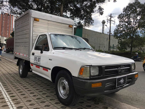 Imagen 10 de 10 de Toyota Hilux Cc 2400 Mecánica 4x2 Furgón Carga Seca