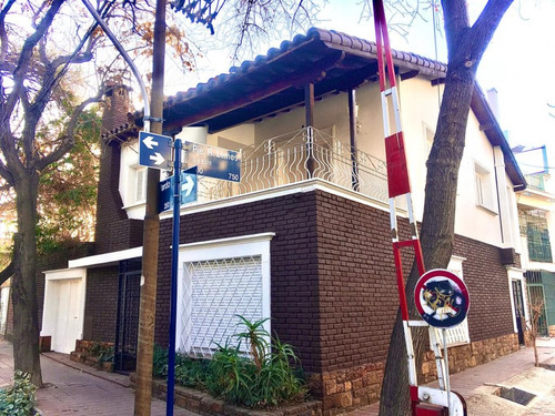 Greenwood Vende Amplia Casa En Ciudad De Mendoza Calle Pardo 346.