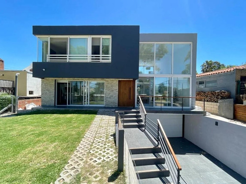 Casa En Venta - 5 Dormitorios 4 Baños - 1.000mts2 - Canelones, Uruguay