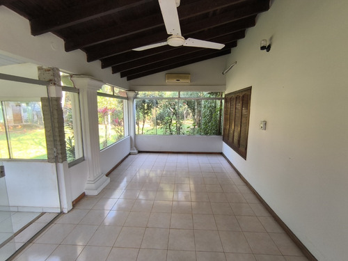 Casa Quinta Con 12 Departamentos En El Barrio Santa María: 19 Habitaciones Y 18 Baños