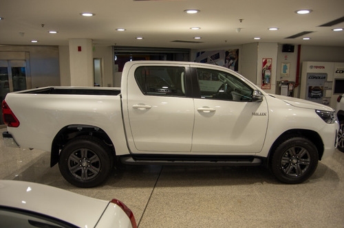 Imagen 3 de 16 de Toyota Hilux 2021 2.8 Cd Srv 177cv 4x2 At