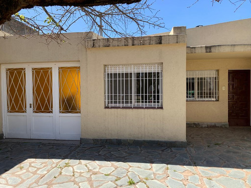 Casa En Venta En La Ciudad De Mercedes, Buenos Aires.