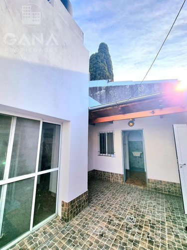 Casa En Venta De Pasillo 2 Dormitorios Reciclada.