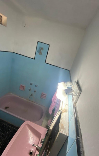 Casa En Venta - 2 Dormitorios 1 Baño - Cochera - 200mts2 - Lomas De Zamora