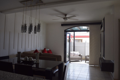 Alquilo Casa En Condominio Vila De La Colina, En Excelente Estado De Conservación Con Patio Amplio Y Hermosa Terraza