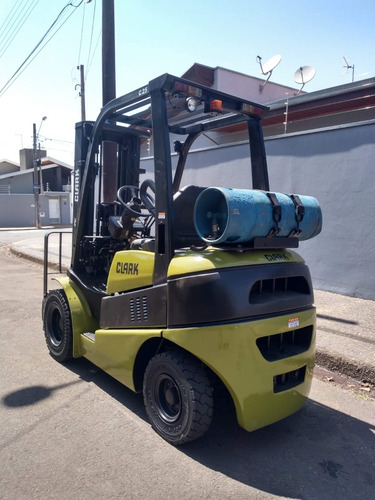 Empilhadeira Clark 2,5t * Torre Triplex * 2010