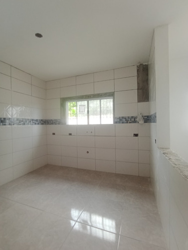 Casa 2 Dormitórios Em Bairro Residencial, Próximo A Comércios, Escolas, Transportes E Muito Mais!
