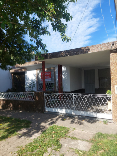 Casa En Pueblo Nuevo Con Patio Y Cochera ¡oportunidad!