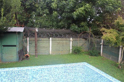 Casa De 2 Dormitorios, 2 Baños, Con Garage, Pileta De Natación Y Parrilla