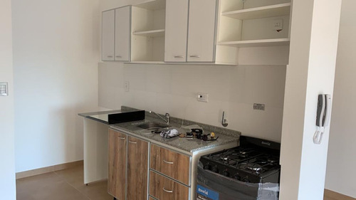 Imagen 2 de 6 de Departamento Con Balcón Y Cochera En Lanús Oeste