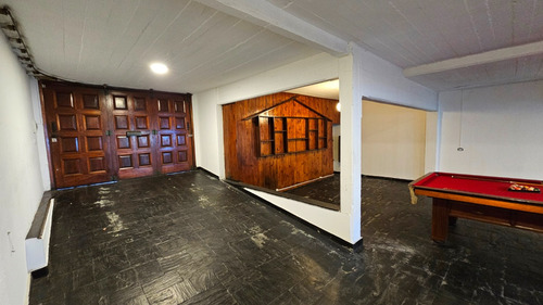 En Venta Chalet De 4 Ambientes Con Dependencia . Barrio San Carlos.