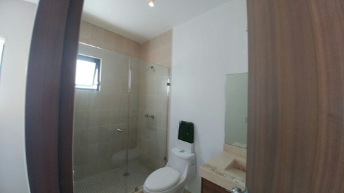 Juriquilla San Isidro, 3 Recamaras, Sala Tv, Pasillo De Servicio, Jardín Trasero