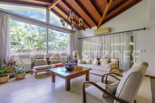 Impecable Casa En Barrio La Masia, Pilar
