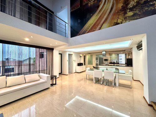 Alquiler De Moderno Penthouse Dúplex Totalmente Amoblado, Ubicado En La Torre Exclusiva El Refugio, Avenida Principal De Pueblo Nuevo