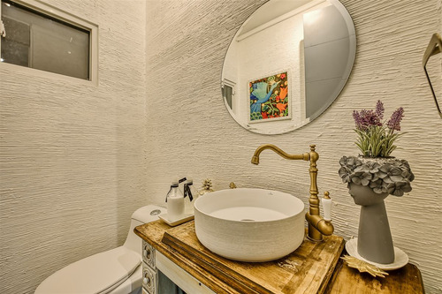Moderna Y Eficiente Casa En Las Condes, Sector Residencial