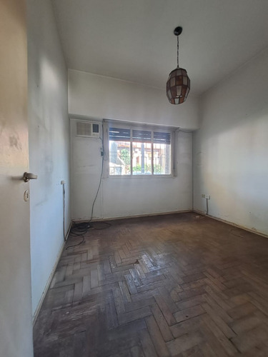 Tipo Casa 4 Amb Al Frente En Planta Baja Con Patio * A Mts De Avenidas*