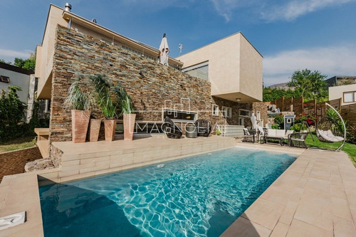 Casa En Venta De 5 Dorm. En Sector La Reserva Chicureo