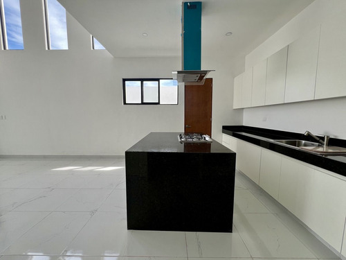 Casa En Venta En Morera, Cholul, De 4 Habitaciones Con Alberca