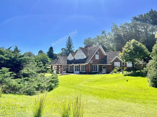 Chalet Con Historia. Un Clásico De Punta Del Este A 300 Metros Del Mar