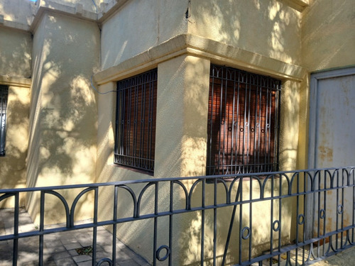 Casa A 2 Calles De Mdeo Shopping En Muy Buen Estado.