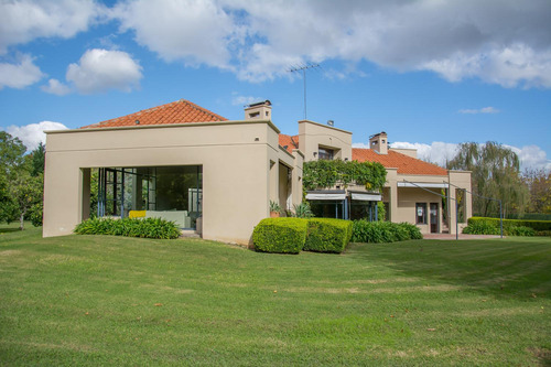 Casa Altos De Pilar 10 Ambientes Sobre Lote 3500 Mts.