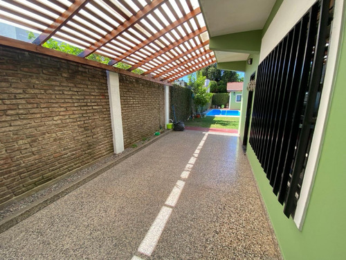 Hermoso Chalet En Hurlingham Con Piscina , Parque Con Area De Usos Multiple