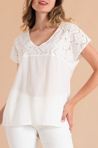 Imagen 2 de 2 de Blusa Esc. V Flor