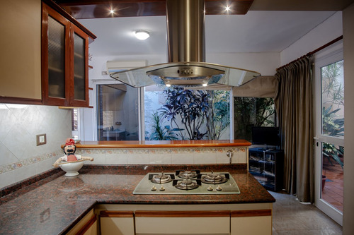 Venta| Excelente Casa De 4 Amb Desarrollada En 3 Plantas Con Dos Terrazas, Patio/jardín Y Cochera.
