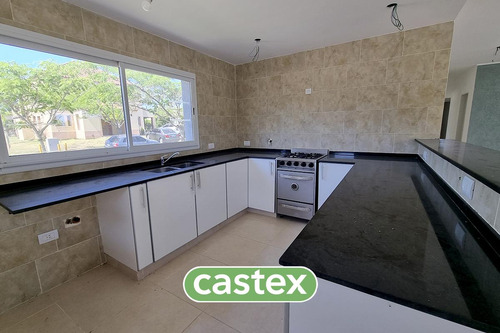 Casa En Venta En Pilar Del Este, Santa Guadalupe