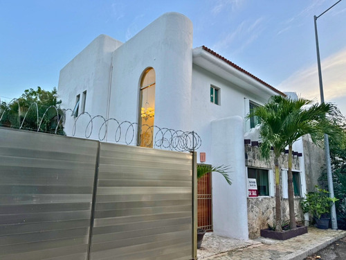 Casa Con Alberca Y Jacuzzi, En Residencial Privado, Venta Playa Del Carmen.