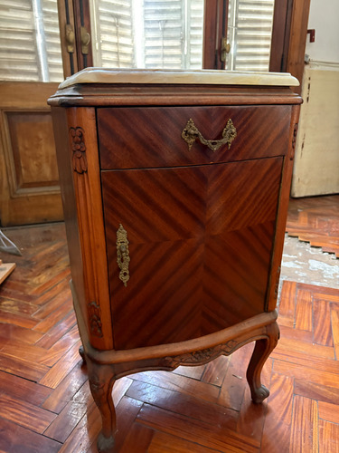 Mesa De Luz Estilo Francés Luis Xv Mármol + Otra De Regalo Brillante Marrón (Usado)