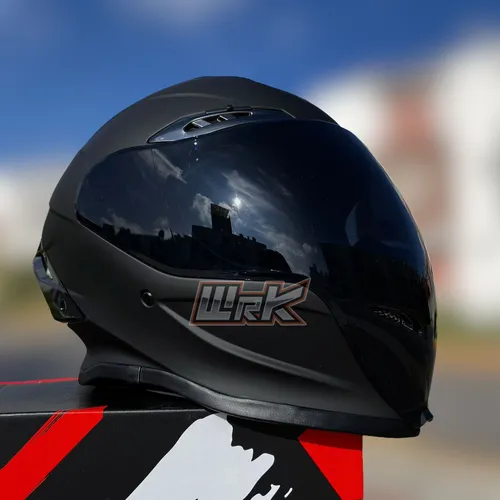 Casco deportivo negro sale